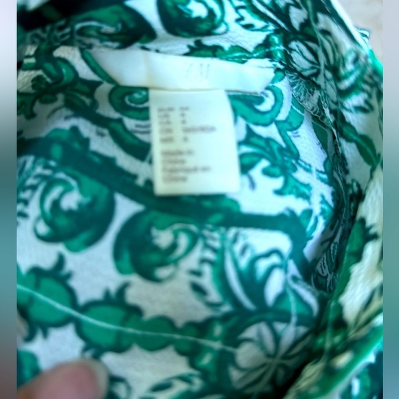 NWOT Geometric design green & white abstract tunic by H&M. Mandarin collar L/S. - Picture 10 of 11
